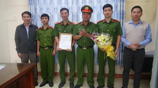 Trưởng Công an huyện thưởng nóng đột xuất cho Công an thị trấn Trà Xuân vì có thành tích xuất sắc trong đấu tranh chống tội phạm