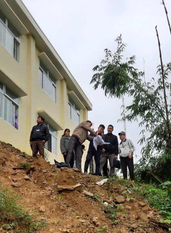 Thường trực HĐND huyện khảo sát việc đầu tư xây dựng công trình: Kè chống sạt lở Trường tiểu học Trà Thanh