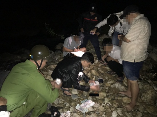 Công an xã Trà Sơn bất ngờ, đột kích bắt quả tang về hành vi đánh bạc bằng hình thức xóc bầu cua tại ven suối Nang, thuộc địa phận thôn Tây.