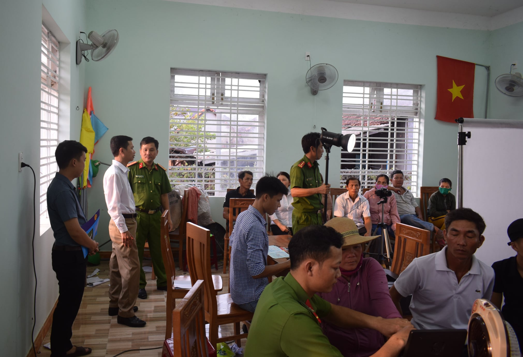 Công an huyện Trà Bồng: thu lòng dân thông qua tấm căn cước
