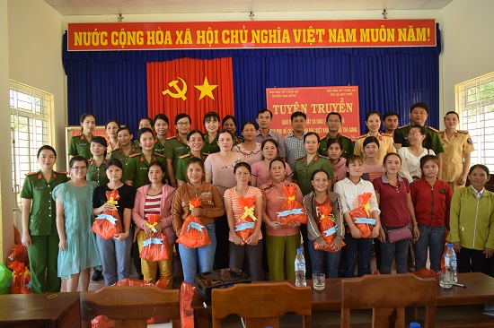 Hội phụ nữ Công an huyện Trà Bồng và Hội phụ nữ Công an Thị xã Đức Phổ thăm và tặng quà cho phụ nữ có hoàn cảnh đặc biệt khó khăn xã Trà Giang