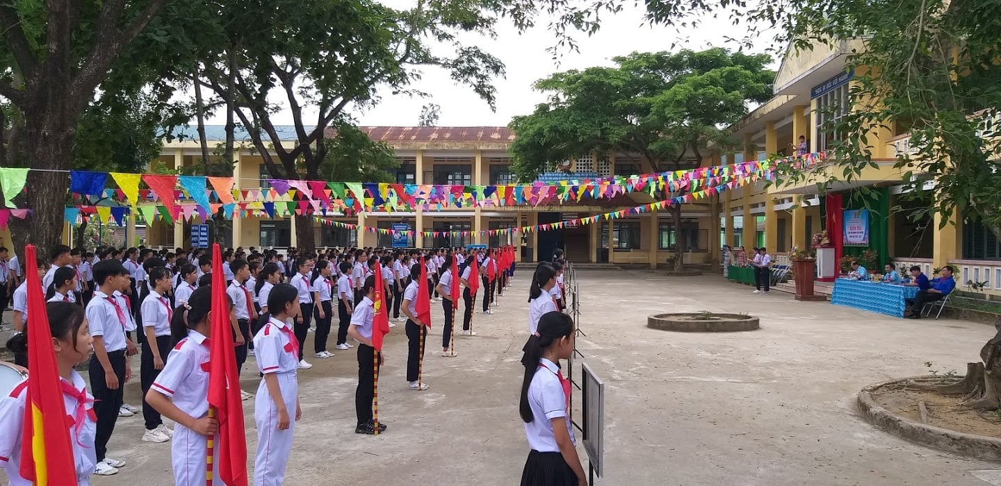 Trà Bồng: 02 trường học được UBND tỉnh công nhận và cấp Bằng công nhận đạt chuẩn quốc gia