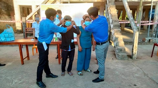 Tuổi trẻ Trà Bồng xung kích tình nguyện hỗ trợ bầu cử