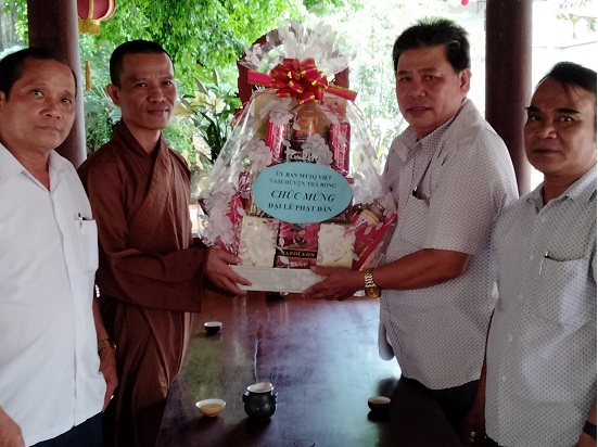 Chủ tịch Ủy ban MTTQVN huyện Trà Bồng chúc mừng Lễ Phật đản 2021.