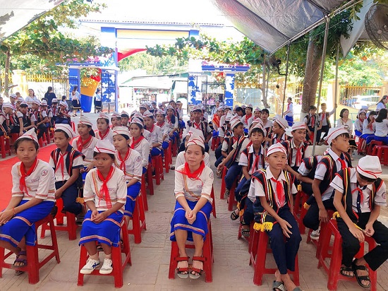 Trà Bồng: ưu tiên tuyển dụng 35 giáo viên là người Dân tộc thiểu số