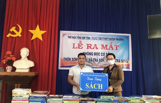 Trà Bồng: Xây dựng tủ sách và luân chuyển sách về cơ sở
