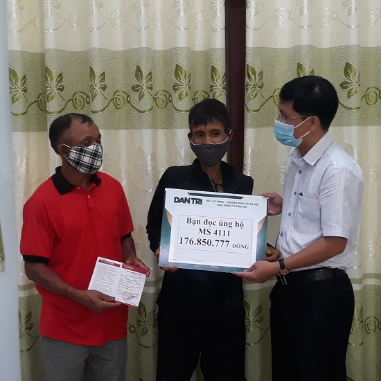 Báo Dân Trí trao quà hỗ trợ cho “người rừng” Hồ Văn Lang chữa bệnh