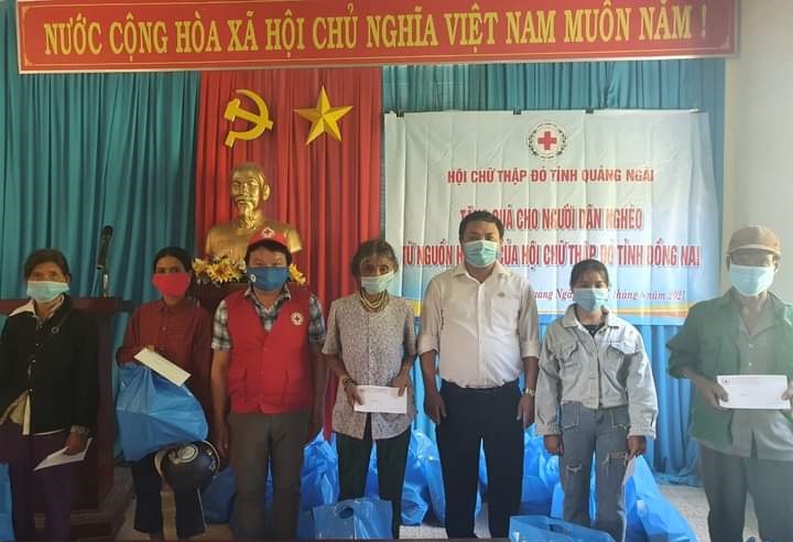 Bàn giao nhà “Chữ thập đỏ” cho hộ nghèo có hoàn cảnh khó khăn, tặng quà cho người dân nghèo tại xã Sơn Trà
