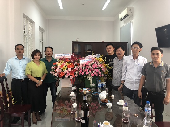 Lãnh đạo huyện Trà Bồng thăm, chúc mừng các cơ quan báo chí