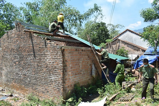 Lực lượng An ninh Công an huyện Trà Bồng giúp dân khắc phục nhà bị lốc xoáy làm tốc mái