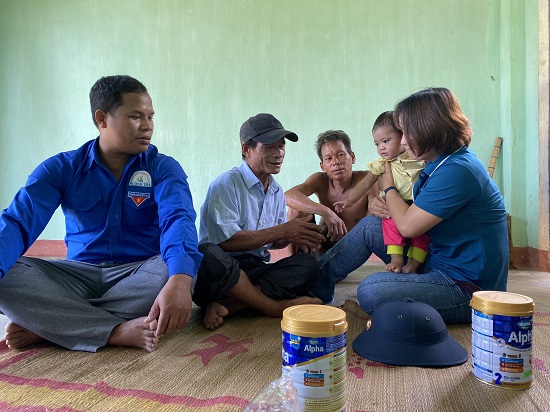 Trà Bồng: Thăm hỏi, trao tặng sữa cho trẻ mô côi mẹ tại xã Hương Trà