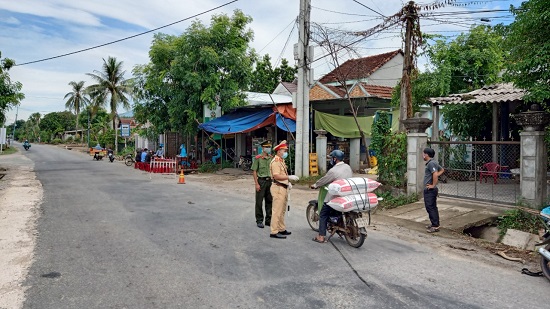 Trà Bồng thành lập 3 chốt kiểm tra y tế phục vụ phòng, chống dịch Covid-19 tại huyện