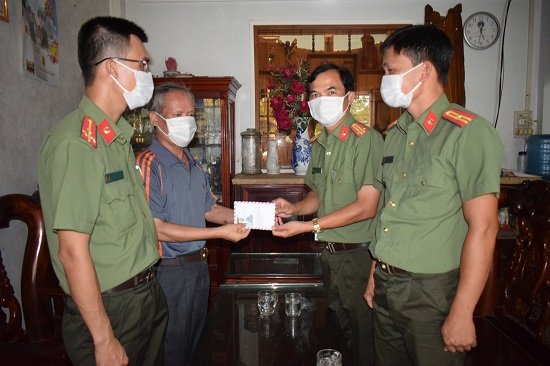 Công an Trà Bồng: Thăm, tặng quà nhân kỷ niệm 75 năm ngày truyền thống lực lượng An ninh Nhân dân
