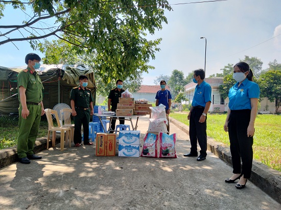 Sáng ngày 13/7/2021, LĐLĐ huyện Trà Bồng thăm và hỗ trợ nhu yếu phẩm cho khu cách ly tập trung ở huyện.