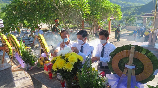 Lễ viếng nghĩa trang Liệt sĩ huyện nhân dịp kỷ niệm 74 năm Ngày Thương binh liệt sĩ