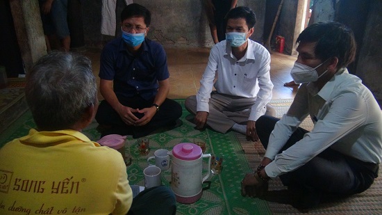 Lãnh đạo Huyện ủy, UBND huyện Trà Bồng thăm hỏi, chia buồn, động viên gia đình nạn nhân vụ cháy rừng ở thôn 2, xã Trà Thủy
