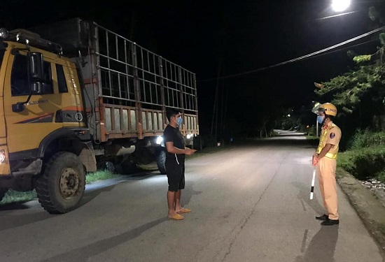 Công an huyện Trà Bồng đồng loạt ra quân kiểm tra việc chấp hành Quyết định 1188 của Chủ tịch UBND tỉnh về biện pháp phòng, chống dịch đặc thù