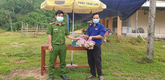 Trà Bồng: Lực lượng ĐVTN xung kích, tình nguyện phòng, chống dịch bệnh Covid-19
