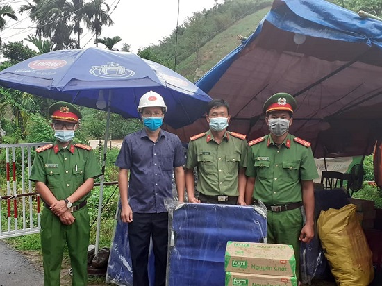 Bí thư Huyện ủy đến thăm, tặng quà cho các chiến sĩ đang làm nhiệm vụ bảo đảm ANTT khu phong tỏa xã Trà Phong