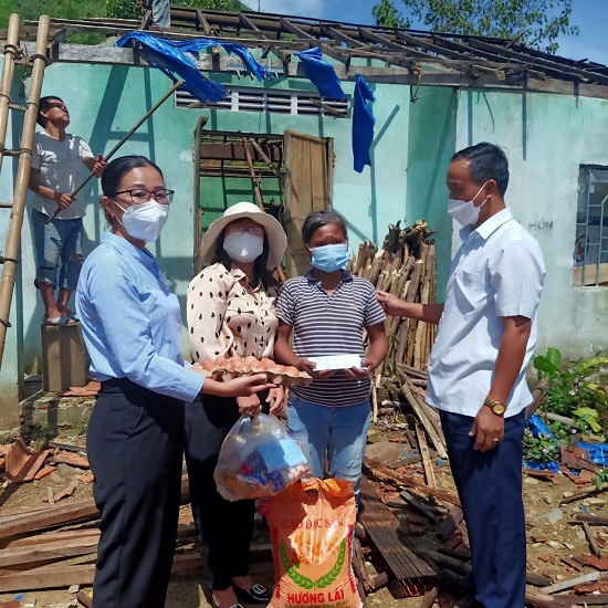 Tổ đại biểu HĐND huyện thăm, tặng quà động viên Nhân dân thôn Trà Hoa, xã Trà Lâm bị ảnh hưởng do Bão Conson