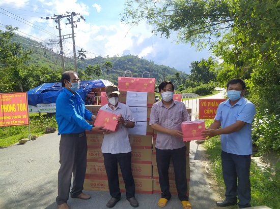 Khu kinh tế Dung Quất và các KCN tỉnh Quảng Ngãi trao quà nhân dịp Tết Trung thu cho thiếu nhi trong vùng phong tỏa, xã Trà Phong