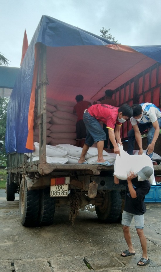 Trà Bồng phân bổ hơn 54 tấn gạo từ nguồn dự trữ quốc gia để hỗ trợ cho người dân bị ảnh hưởng bởi dịch Covid-19 năm 2021