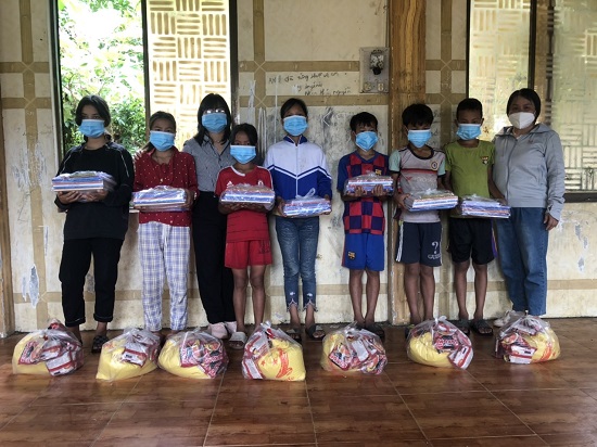 Tặng sách giáo khoa cùng đồ dùng học tập và nhu yếu phẩm cho các em học sinh vùng cao huyện Trà Bồng