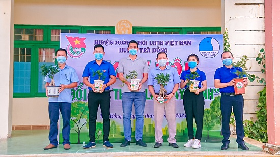 Ban Thường vụ Huyện đoàn Trà Bồng: tổ chức chương trình “Đổi rác thải - lấy cây xanh”