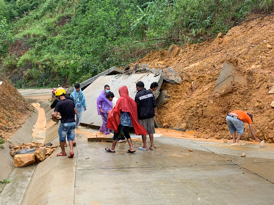 Trà Bồng nỗ lực khắc phục các tuyến đường sạt lở sau mưa lũ