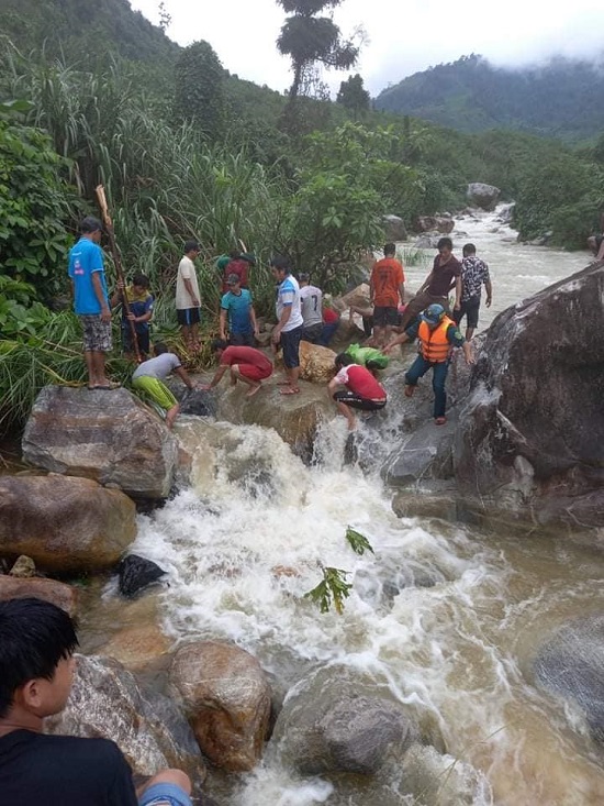 Trà Bồng: Tìm thấy thi thể nạn nhân trượt chân bị nước cuốn trôi trên sông Giang