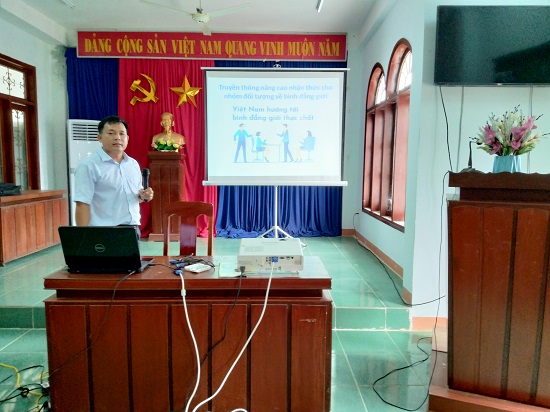 Liên đoàn Lao động huyện Trà Bồng tổ chức buổi truyền thông nâng cao nhận thức cho nhóm đối tượng về bình đẳng giới.
