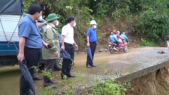 Ủy viên Ban Thường vụ Tỉnh ủy, Phó Chủ tịch thường trực UBND tỉnh Trần Hoàng Tuấn, kiểm tra sạt lở tại Trà Bồng