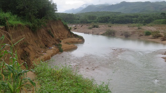 Tình trạng sạt lở dọc bờ sông Trà Bồng lại tiếp diễn, gây lo lắng cho người dân
