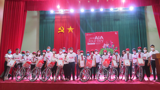 Tặng 30 xe đạp cho học sinh nghèo huyện Trà Bồng