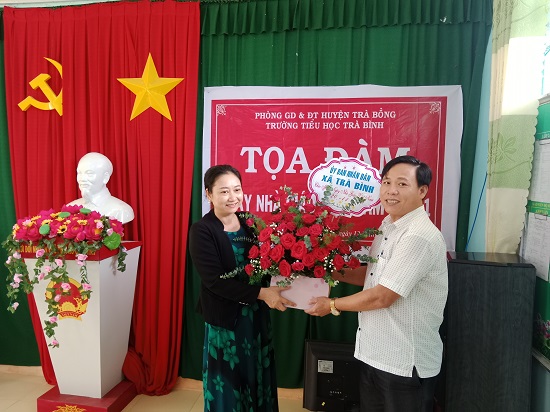 Lãnh đạo xã Trà Bình đi thăm và chúc mừng ngày Nhà giáo Việt Nam 20/11.