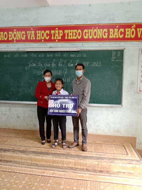 Chi bộ Ban Tuyên giáo – Trung tâm Chính trị huyện trao tặng sổ tiết kiệm cho 01 em học sinh nghèo tại Hương Trà