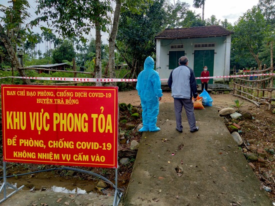 Lãnh đạo UBND huyện thăm các gia đình bị phong tỏa, cách ly do ảnh hưởng của dịch Covid-19 ở xã Trà Tân và xã Trà Bùi