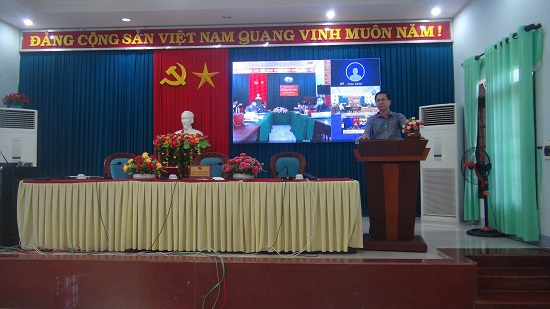 Bí thư Huyện ủy Trà Bồng Đặng Minh Thảo tổ chức đối thoại trực tuyến với cán bộ quản lí, giáo viên ngành giáo dục huyện