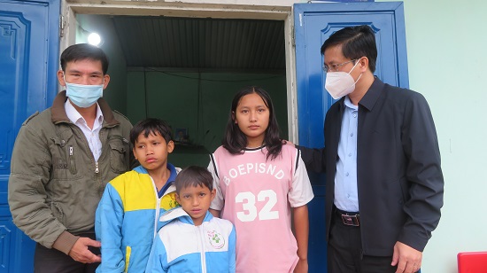 Lãnh đạo huyện Trà Bồng thăm hỏi động viên gia đình có 3 em mồ côi.