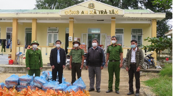 Thường trực Huyện ủy, thăm, động viên và tặng quà các lực lượng làm nhiệm vụ phòng, chống dịch Covid-19 tại xã Trà Tân.