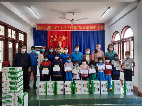 Hội Liên hiệp Phụ nữ huyện Trà Bồng phối hợp trao hỗ trợ quà cho các em học sinh dân tộc thiểu số khó khăn, học giỏi.