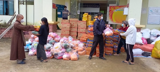 Thăm, tặng quà cho hộ nghèo, hộ đặc biệt khó khăn tại xã Trà Xinh