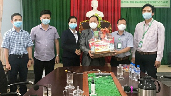 Lãnh đạo huyện Trà Bồng đi thăm các đơn vị nhân dịp kết thúc niên độ ngân sách.