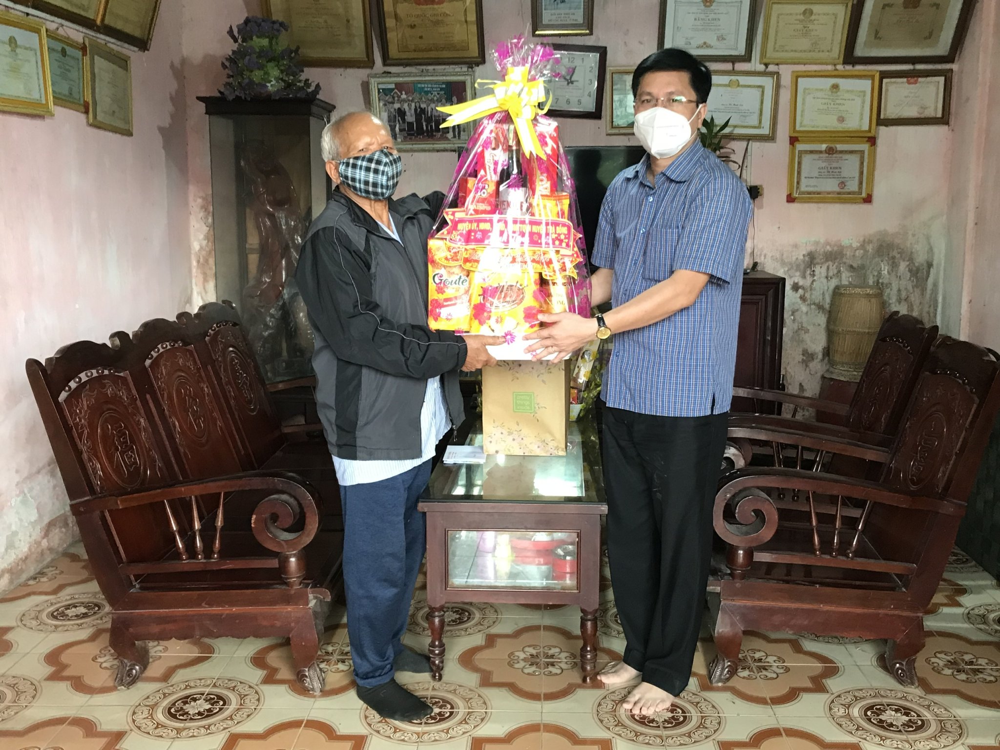 Đồng chí Đặng Minh Thảo thăm và tặng quà tết cho các đồng chí nguyên lãnh đạo tỉnh, huyện qua các thời kỳ