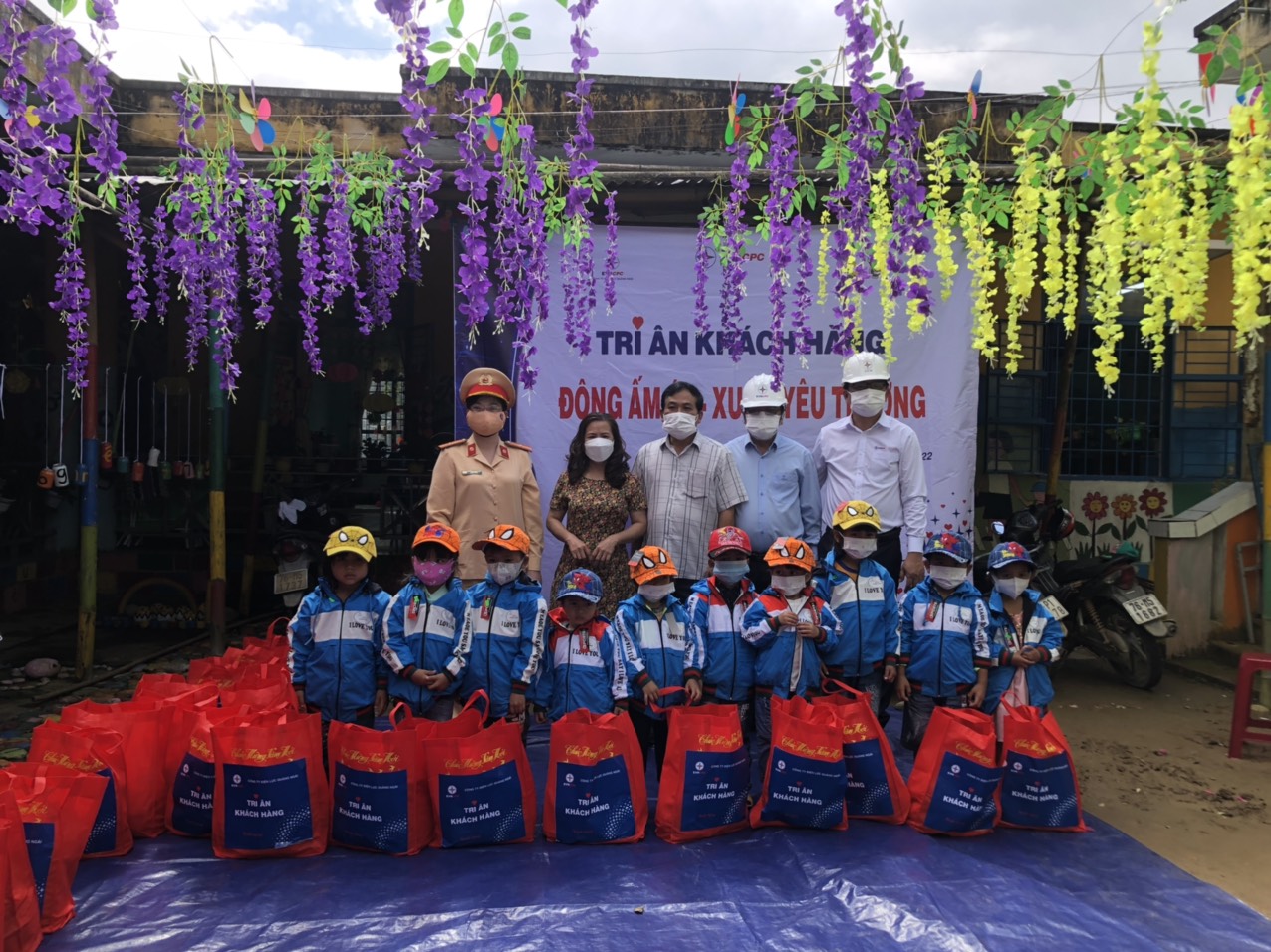 Công an huyện Trà Bồng phối hợp Công ty Điện lực Quảng Ngãi thăm, tặng 130 suất quà cho hộ nghèo ở xã Sơn Trà