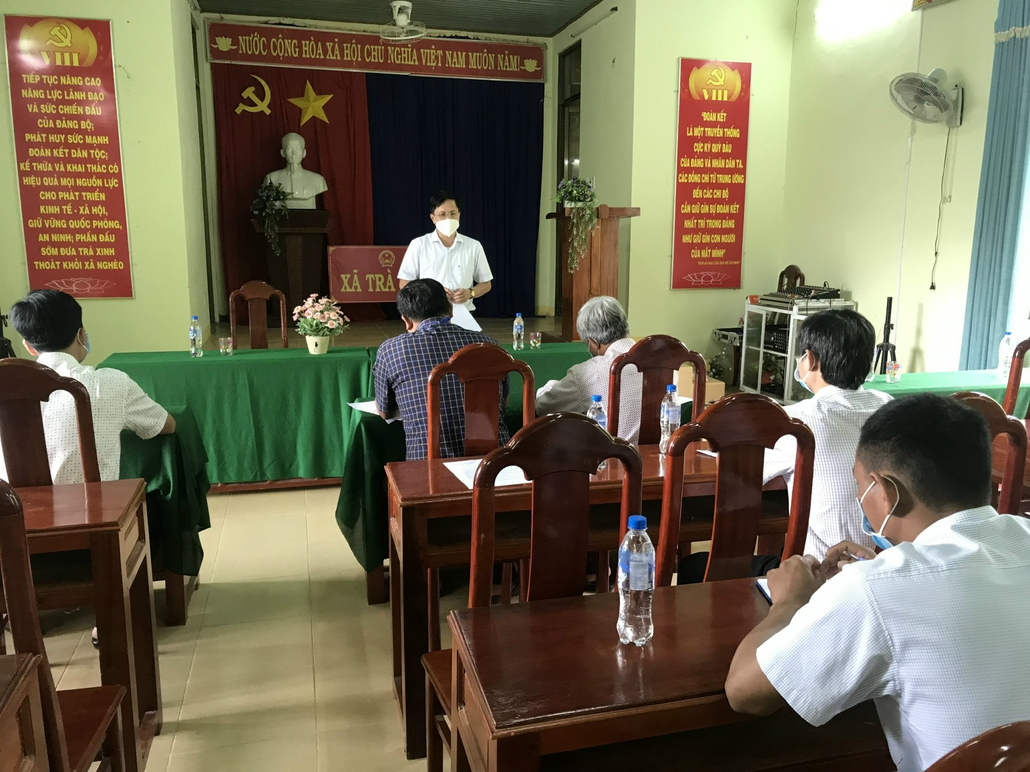 Đồng chí Đặng Minh Thảo - Bí thư Huyện ủy kiểm tra thực hiện nhiệm vụ sau Tết Nguyên đán tại xã Trà Phong và Trà Xinh