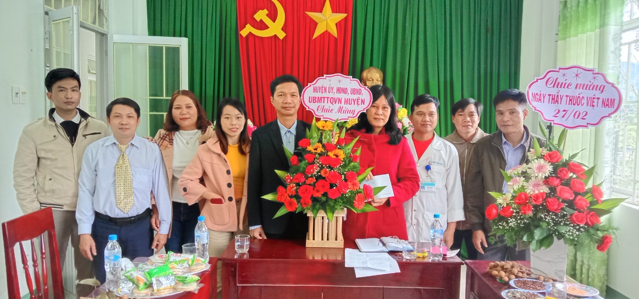 Đồng chí Hoàng Anh Ngọc, Chủ tịch UBND huyện thăm Trung tâm Y tế huyện cơ sở 2 nhân Ngày Thầy thuốc Việt Nam