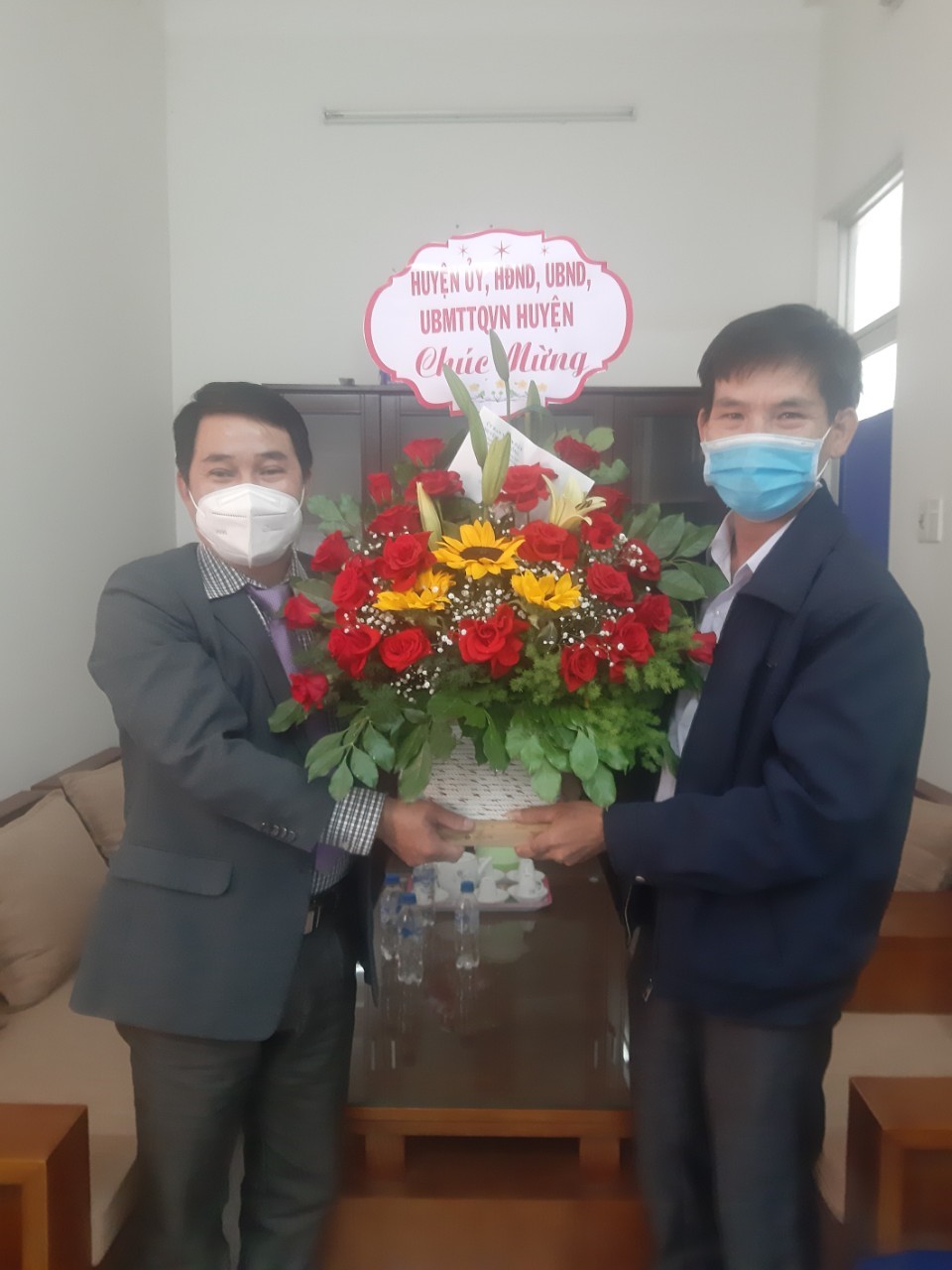 Lãnh đạo huyện thăm Trung tâm Y tế huyện nhân Ngày Thầy thuốc Việt Nam