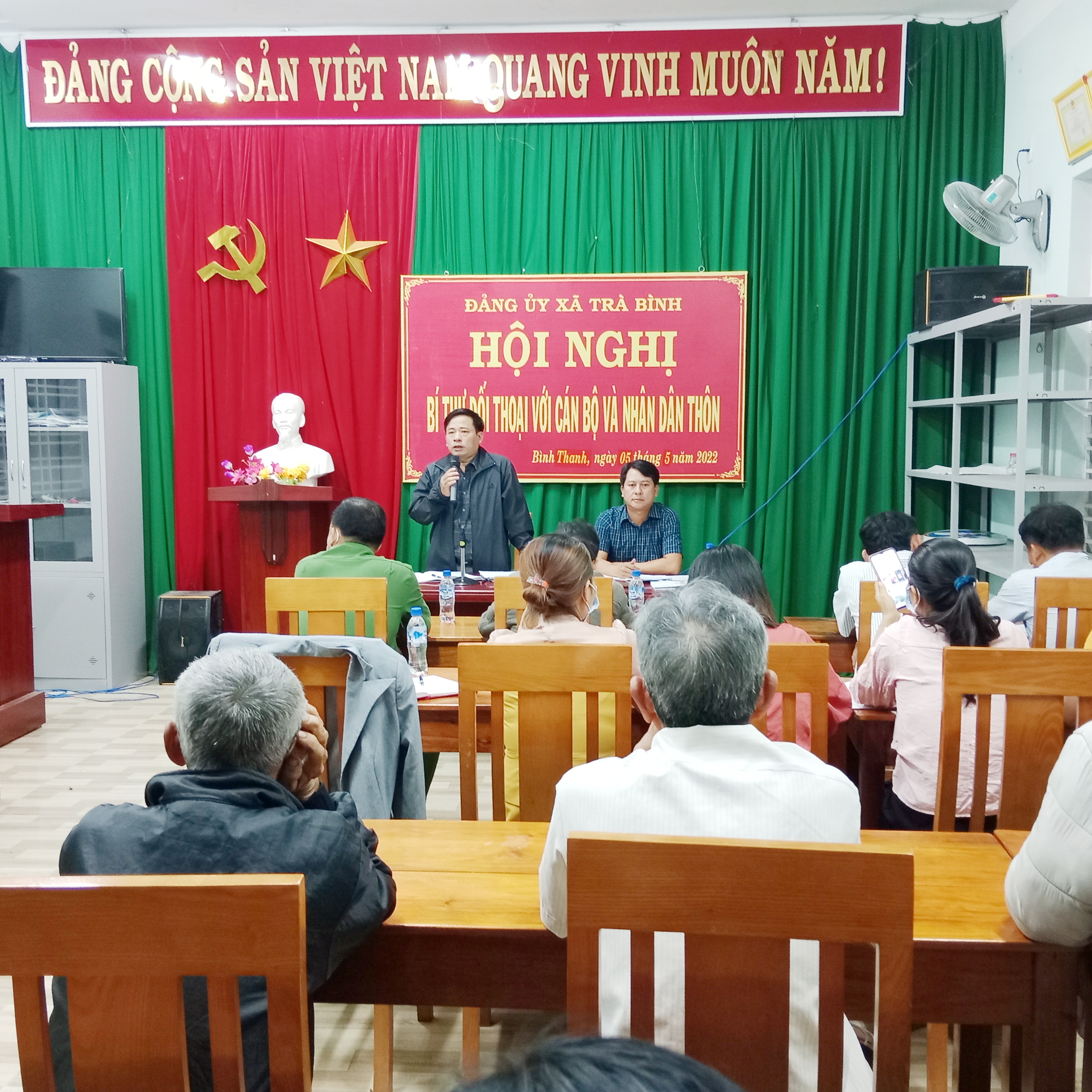 Bí thư Đảng ủy xã Trà Bình đối thoại với nhân dân thôn Bình Thanh