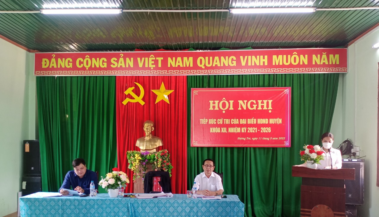 Đại biểu HĐND huyện tiếp xúc cử tri xã Hương Trà